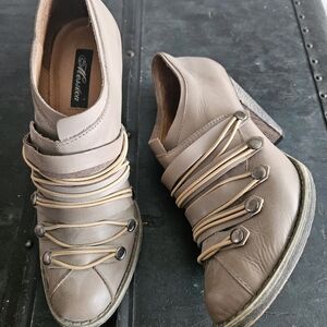 Meeseca Block Retro Look Leather Lace Up Heels